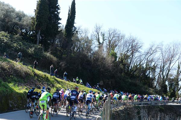 The peloton climbs Monte Pitoro 